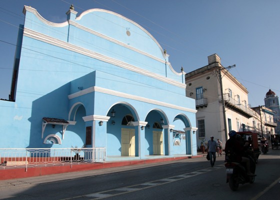 A la izquierda, el Teatro Principal, majestuoso y desafiante. Foto: Oscar Alfonso Sosa.
