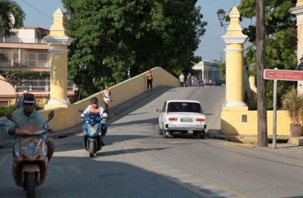 Parte superior del puente sobre el río Yayabo, enlace entre el centro y sur de la ciudad. Foto: Oscar Alfonso Sosa.
