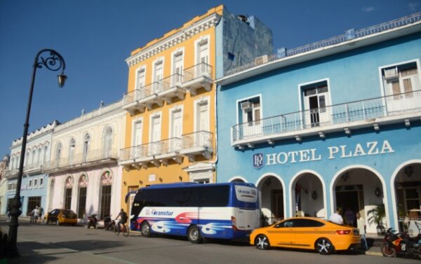 El Hotel Plaza y los edificios colindantes, huella del período colonial. Foto: Oscar Alfonso Sosa.