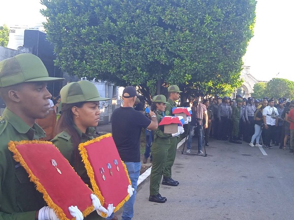 Rinden homenaje a bomberos caídos durante el derrumbe en Lamparilla 368 (+ Fotos)