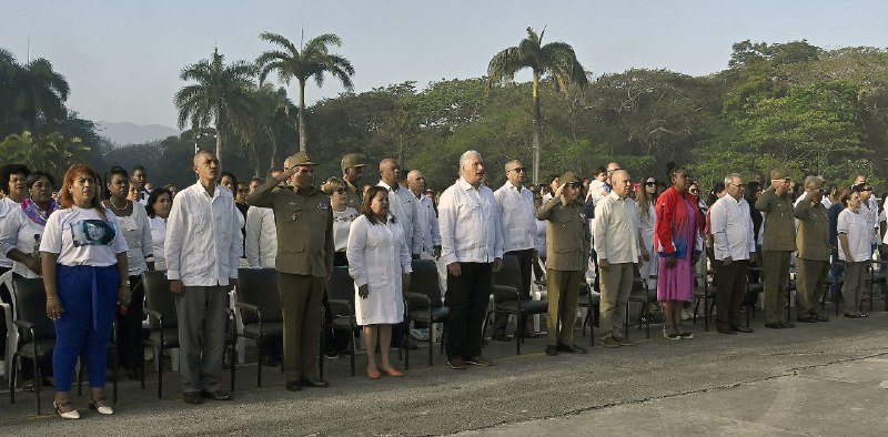 Raúl Castro y Díaz-Canel rinden homenaje a Vilma Espín