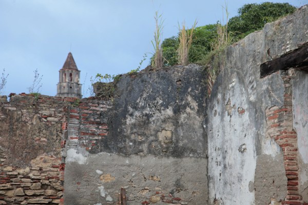 Desde las ruinas de la otrora enfermería de esclavos y herrería, Manaca Iznaga se redescubre. Foto: Oscar Alfonso Sosa.