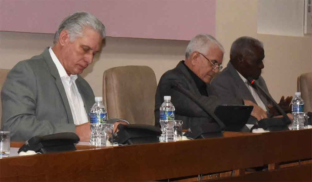 Participa presidente de Cuba en debates del Parlamento