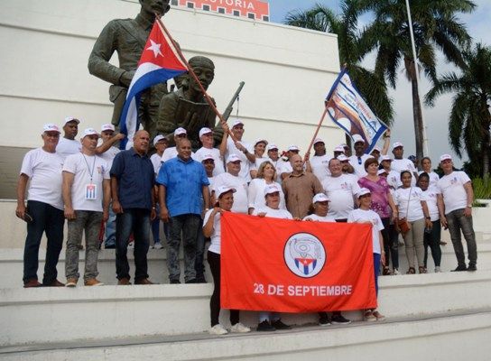 Abanderan  delegación espirituana al X Congreso de los CDR