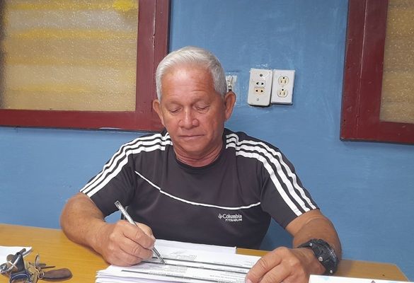 Jorge Morell, máximo dirigente del organismo deportivo en el municipio espirituano, felicita a sus trabajadores por el trabajo realizado en cada barrio. Foto: Maikel Martín Gallego.    