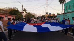 Como una inmensa bandera en el centro de Cuba