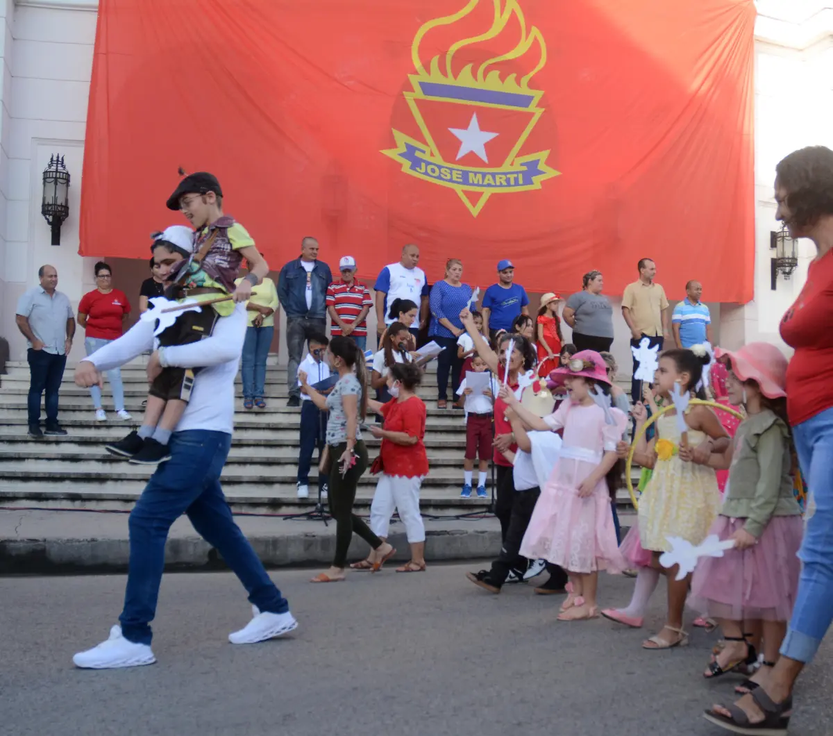 Tradicional desfile martiano pinta de colores y alegría  la ciudad de Sancti Spíritus