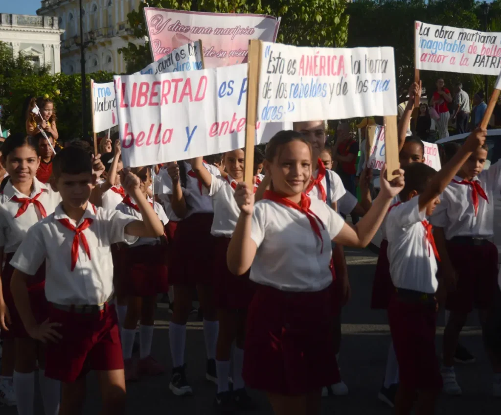 Escenas del homenaje a Martí en Sancti Spíritus.
