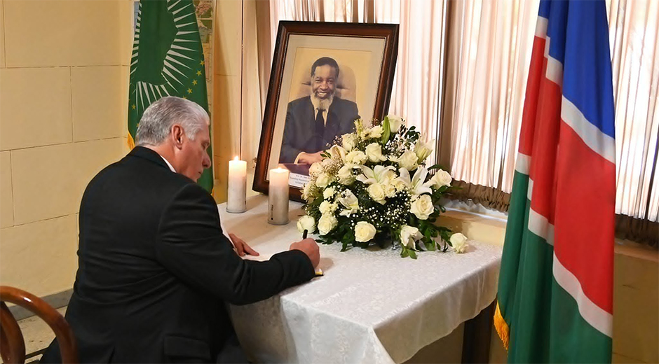 Presidente de Cuba rinde tributo a líder namibio Sam Nujoma