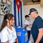Presidente Díaz-Canel ejerce en Santa Clara su derecho al voto