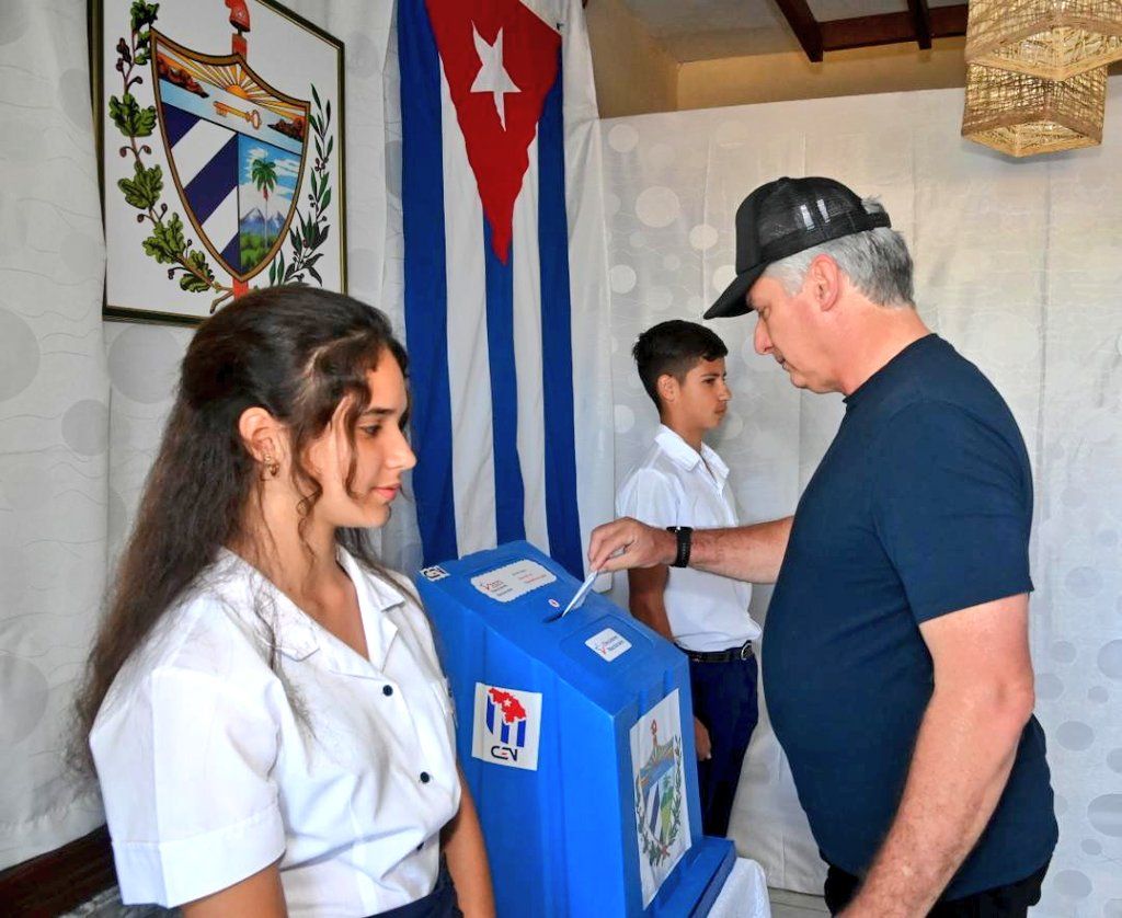 Presidente Díaz-Canel ejerce en Santa Clara su derecho al voto
