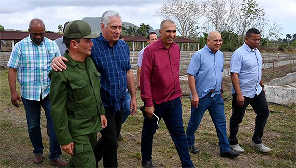 Presidente de Cuba evalúa experiencias en la Isla de la Juventud