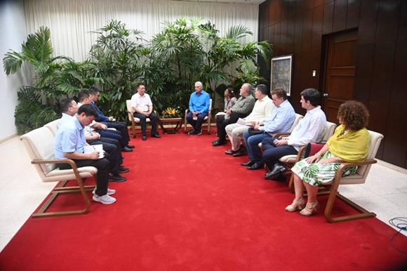 Dialoga Díaz-Canel con comitiva de empresarios chinos del sector azucarero