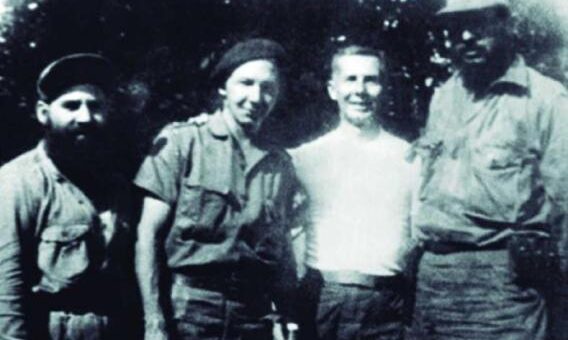 En la Sierra Maestra, Martínez Páez en compañía del doctor Bernabé Ordaz, Raúl y Fidel (de izquierda a derecha).