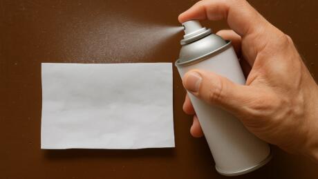 Imagen generada con IA a partir de una foto cortesía del Minint de un papel impregnado en "químico".