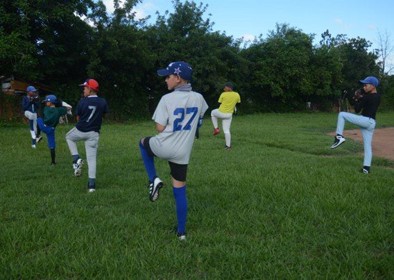 Los entrenadores precisan la mejor técnica para la formación de los pequeños peloteritos. Fotos: Oscar Alfonso Sosa.