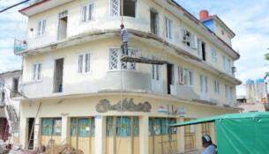 El edificio ubicado en la céntrica esquina de las calles Adolfo del Castillo y Avenida de los Mártires fue sometido a una reconstrucción. Foto: Escambray.