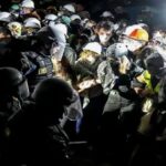 Policía reprime y acaba con manifestaciones antisionistas en universidad de California, EE.UU.