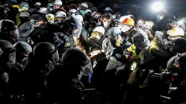 Policía reprime y acaba con manifestaciones antisionistas en universidad de California, EE.UU.