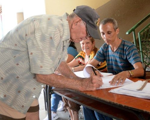 Suman muchas las personas de la tercera edad que disfrutan ese derecho de ir hasta el colegio a elegir. Foto: Oscar Alfonso Sosa.