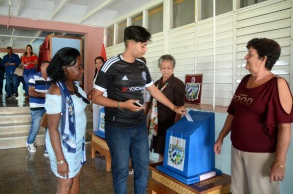 Los delegados a las ocho asambleas municipales del Poder Popular ejercieran el derecho al voto en apego a la Ley Electoral Cubana. Foto: Oscar Alfonso Sosa.