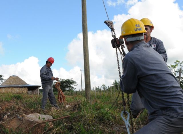 Eléctricos espirituanos apoyan restablecimiento de líneas del occidente cubano