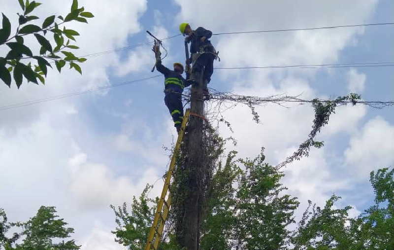 Contingente eléctrico espirituano prosigue labores de apoyo a la capital
