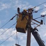 Eléctricos trinitarios devuelven la luz a zonas apagadas por Melissa