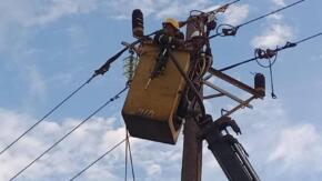 Eléctricos trinitarios devuelven la luz a zonas apagadas por Melissa