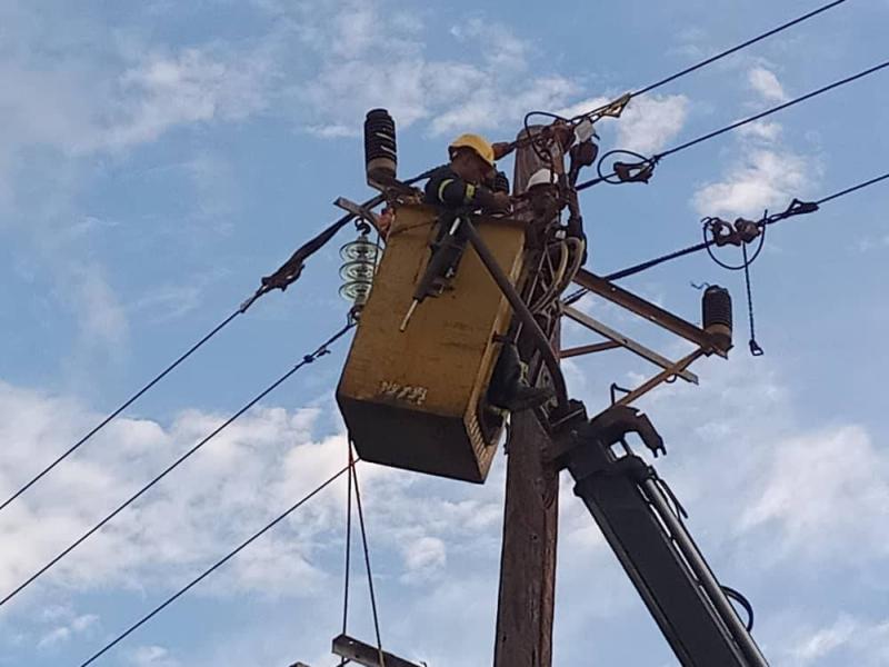 Eléctricos trinitarios devuelven la luz a zonas apagadas por Melissa