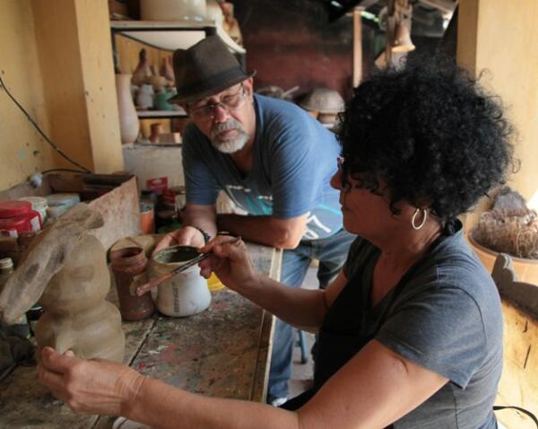 Con el escultor Félix Madrigal (segundo plano), compartiendo experiencias. Foto;  Oscar Alfonso Sosa.