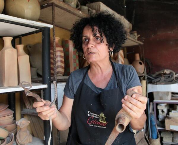 Trinidad le regala atributos que enriquecen su obra. Foto;  Oscar Alfonso Sosa.