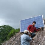 Fuentes renovables de energía iluminan la vida de montañeses