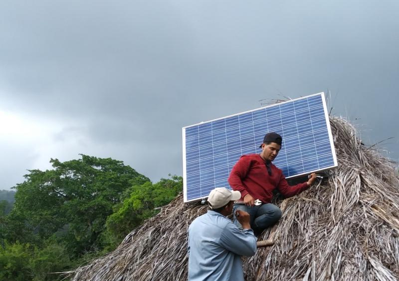 Fuentes renovables de energía iluminan la vida de montañeses