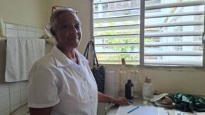 La mayor satisfacción es entregar todo por el bienestar de mis pacientes, confiesa Lucila. Foto> Escambray.