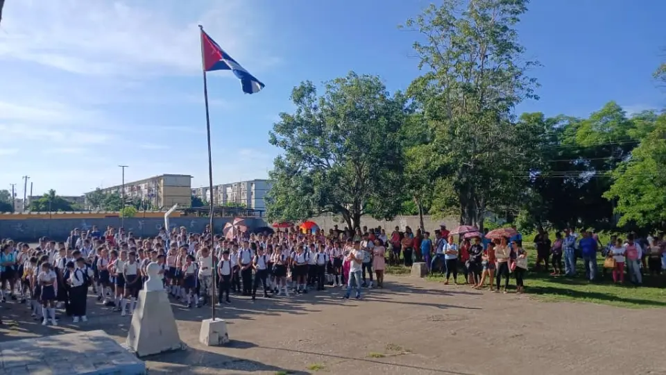 Joven sierpense engrosa filas de personal docente en el nuevo curso