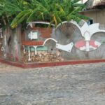 De murales y esculturas