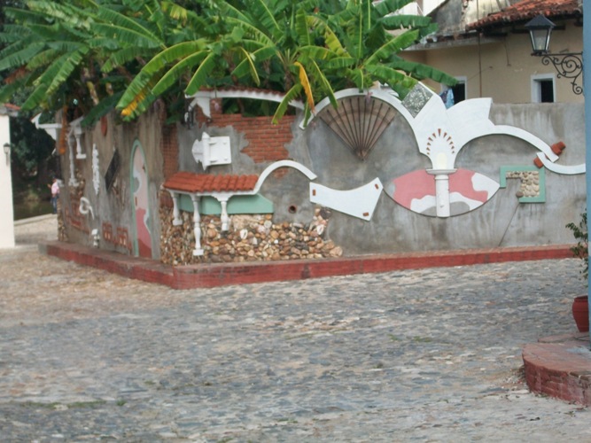 De murales y esculturas