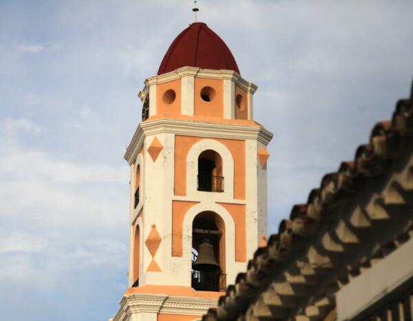 Las joyas patrimoniales como la torre del Museo Nacional de Lucha Contra Bandidos, en lo que fuera el Convento de San Francisco de Asís, un regalo de Trinidad. Foto: Oscar Alfonso Sosa.