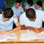 En exámenes finales estudiantes de duodécimo grado en Sancti Spíritus