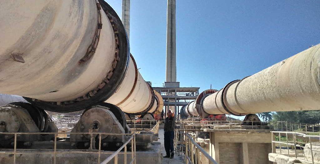 Trabajadores de la Fábrica de Cemento Siguaney también hacen producir la tierra