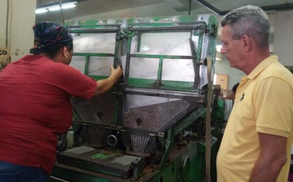 En todo el proceso de producción del cigarrillo están presentes soluciones innovadoras. Foto: Escambray.