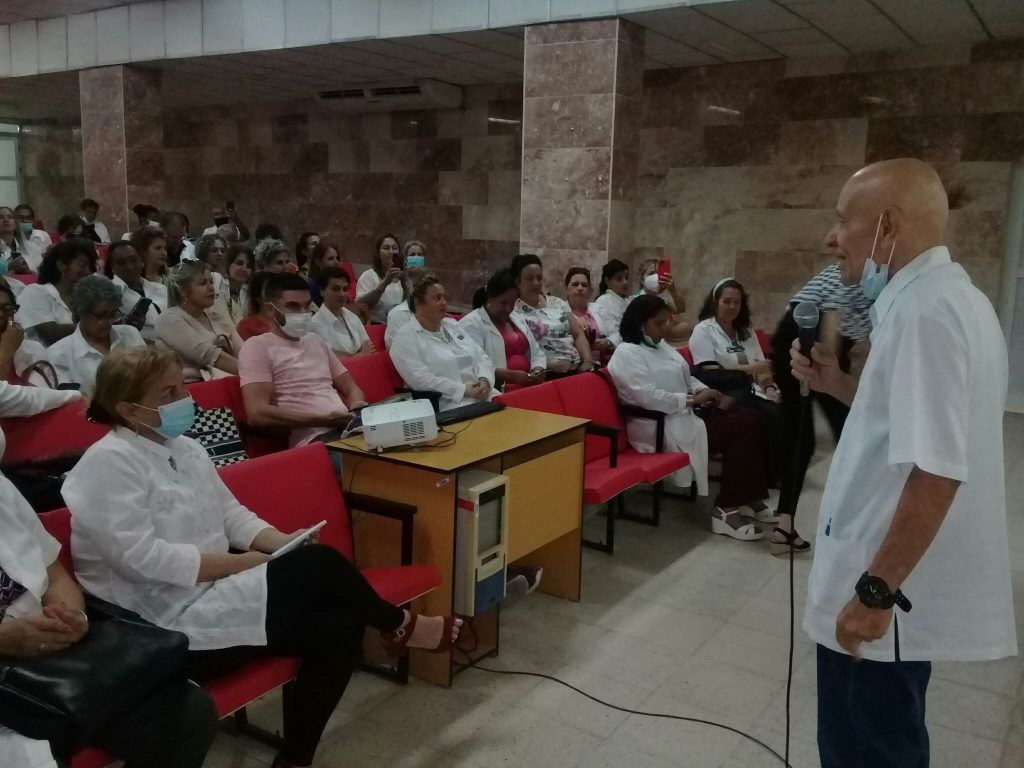 Estimulan pensamiento científico de profesionales farmacéuticos