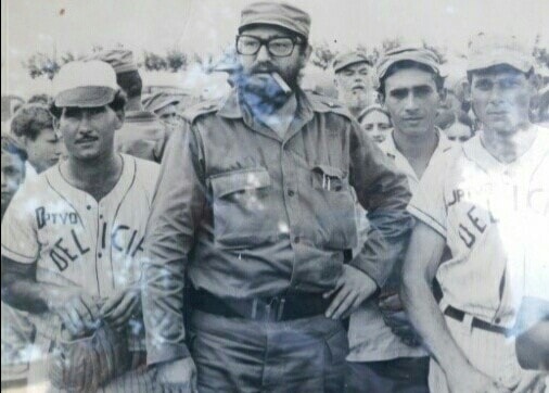 Fidel entre bates y pelotas en La Dalia