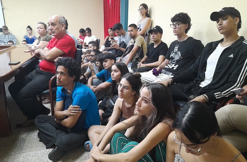 De fiesta universidad espirituana de la mano del libro y la lectura