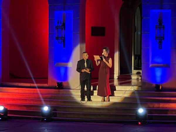 Katia García y Juan Carlos Castellón, locutores de la Gala. Foto: Wilber Zada.