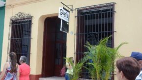 Exposición colectiva cierra talleres creativos del verano en galería espirituana