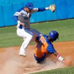 Gallos pintan de blanco a los Leones y alcanzan su tercer triunfo consecutivo