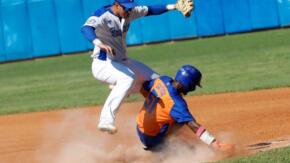 Gallos pintan de blanco a los Leones y alcanzan su tercer triunfo consecutivo