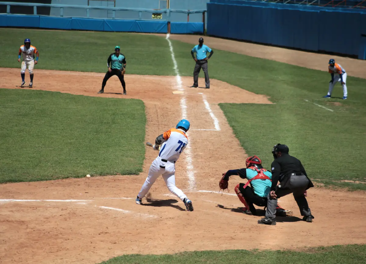 Gallos vencen por partida doble a Piratas